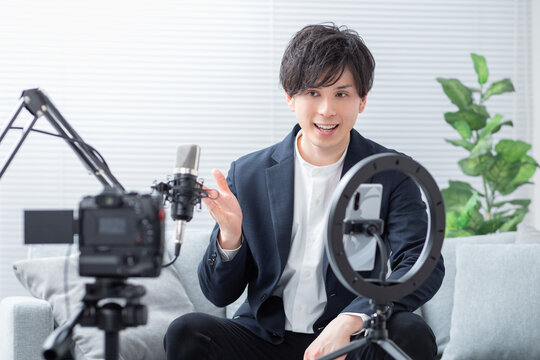 動画配信をする男性のイメージ