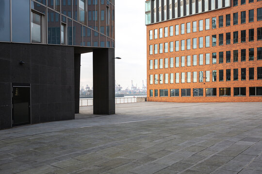 Germany, Hamburg, Empty pavement between two modern buildings