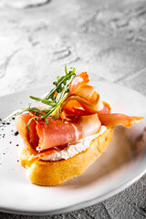 Bruschetta with prosciutto and cream cheese