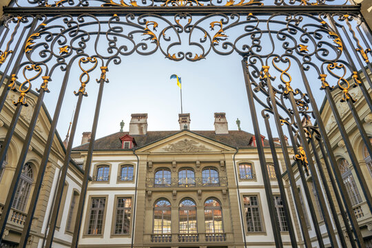 Switzerland, Bern Canton, Bern,Facade of Erlacherhof mansion with open gate in foreground