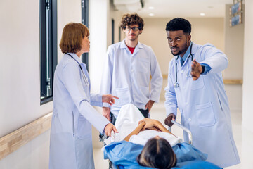Obraz premium Group of professional medical doctor team and assistant with stethoscope in uniform taking seriously injured coma patient to operation emergency theatre room in hospital.health medical care concept