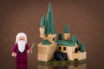 Naklejka premium Dortmund - Deutschland 13. März 2023 Lego Figur Professor Dumbledore vor dem Schloss