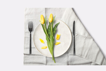 Besteck und Tulpen / Textfreiraum