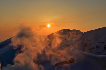 残雪期の雷鳥荘から望む大日連峰の夕日