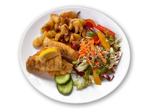 gebratenes Zanderfilet mit Bratkartoffeln und Salat