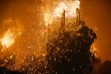 Fiesta tradicional con fuego y petardos