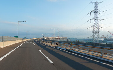 夏の朝 瀬戸大橋で海を渡る（香川県坂出市）