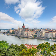 Naklejka premium Astonishing cityscape of Budapest with Széchenyi Chain bridge over Danube river and Hungarian Parliament.