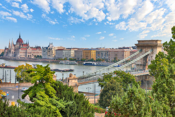 Fototapeta premium Breathtaking daily scene with Széchenyi Chain bridge over Danube river.