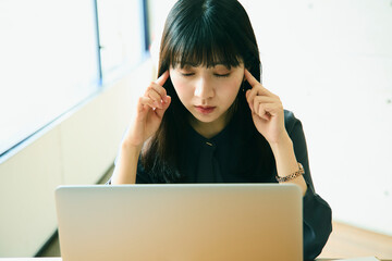 在宅で仕事をする女性