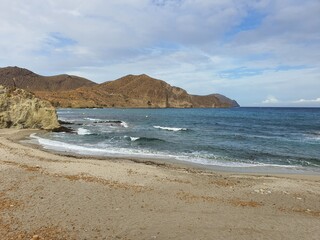 Playa con olas rompiendo el la orilla (Almería).