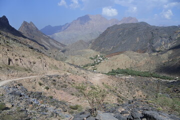 Fototapeta na wymiar Schotterpiste im Wadi Bani Awf im Oman