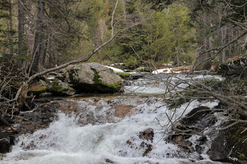 Cristalinas aguas del río Sant Nicolau recoriendo altas montañas sobre las rocas. 