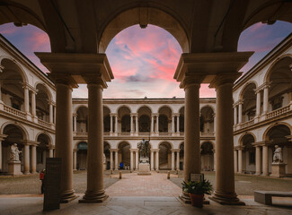 Obraz premium Brera Art Gallery (Pinacoteca di Brera) courtyard at sunset