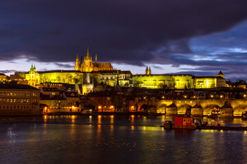 Praga de noche