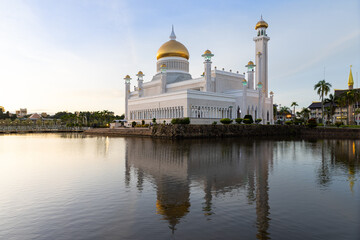 Fototapeta na wymiar iconic building in Bandar Seri Begawan Brunei,Sultan Omar Ali Saifuddin Mosque with blue sky and white clouds in background