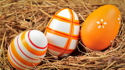 oeufs de pâques, en gros plan, dans de la paille
