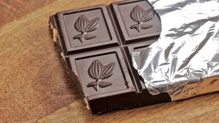 plaquette de chocolat noir, en gros plan, sur une table