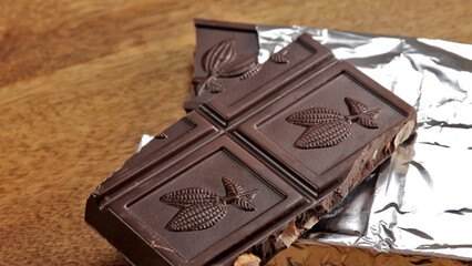 plaquette de chocolat noir, en gros plan, sur une table
