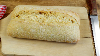 pain ciabatta, en gros plan, sur une planche à découper
