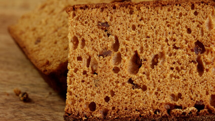 pain d'épices tranché, en gros plan, sur une table	