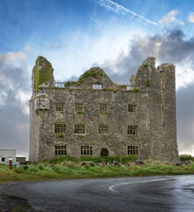 Fototapeta na wymiar Ruin of a castle. Rainy day. Ireland. Westcoast. Ring of Kerry. 