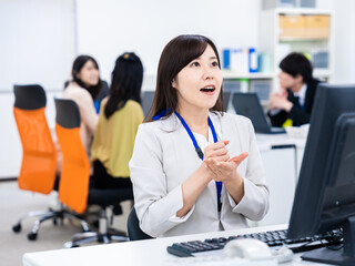 アイデアが思いついたビジネスウーマン