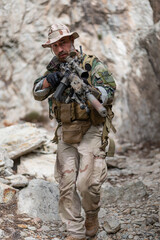 Portrait d'un homme militaire armé d'un fusil, uniforme, treillis américain 