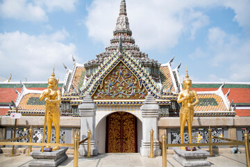 Fototapeta premium Gold statue of Kinnari at Grand Palace complex, Bangko