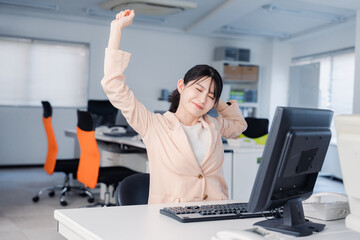 朝まで残業をして疲れたビジネスウーマン