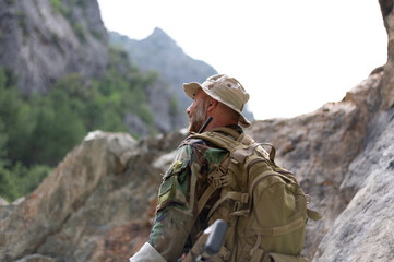 Portrait d'un soldat souriant de profil 