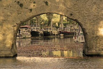 Pont et péniches sur le Canal du Midi vers Béziers, Platanes et berges, couleurs automnales,...