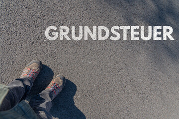 Grundsteuer als Schlagwort auf Asphalt