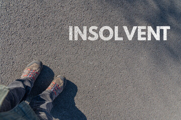 insolvent als Schlagwort auf Asphalt