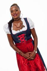 Schwarze Frau in Dirndl