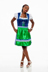 Schwarze Frau in Dirndl
