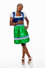 Schwarze Frau in Dirndl