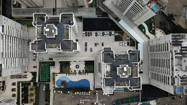 Predio Condominio com Piscina Visto de Cima