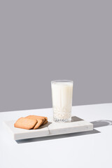 Vaso de leche con galletas de canela