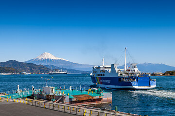 冬の富士山と清水港から出港する駿河湾フェリー
