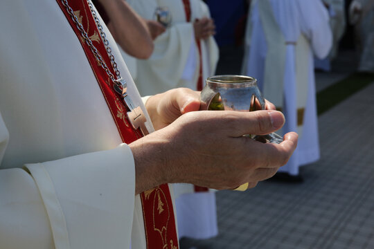 50e anniversaire du diocse de Nanterre. Saint chrme des confirmations.