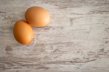 Dos (2) huevos en una mesa de madera