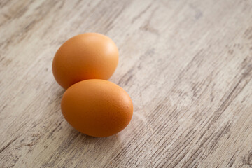 Dos (2) huevos en una mesa de madera