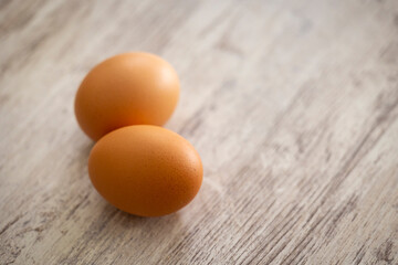 Dos (2) huevos en una mesa de madera