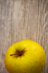 Detalle de una manzana sobre una mesa de madera