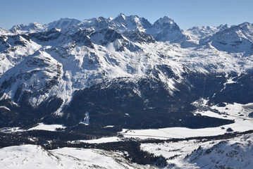 Fototapeta na wymiar Vallée enneigée de Saint-Moritz en Suisse