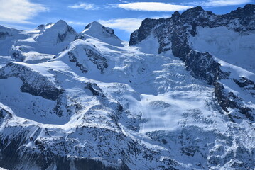 Pics glacés à Zermatt dans le Valais en hiver. Suisse