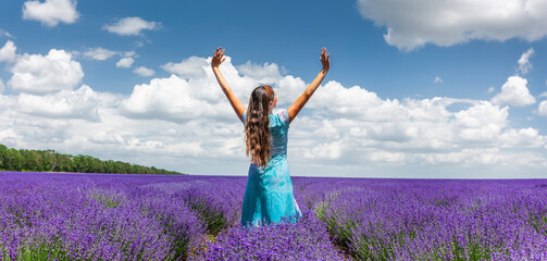 Glückliche Frau n einem blühenden Lavendelfeld im sommer