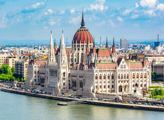 Fototapeta premium Hungarian parliament building and Danube river, Budapest, Hungary