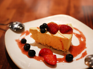 cheesecake with berries